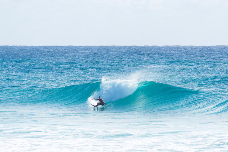 Waves: surfers often plan their sessions according to the tide times | Photo: Shutterstock