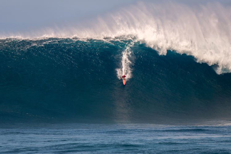 Aaron Gold: he won Paddle of the Year for this ride at Jaws | Photo: Brent Broza/WSL