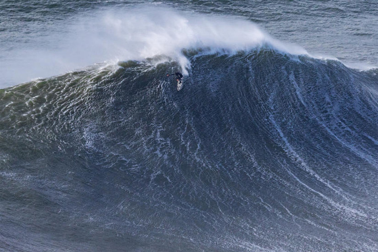 Alex Botelho: the Portuguese big wave surfer preparing to drop into the abyss in Nazaré | Photo: Soares/WSL