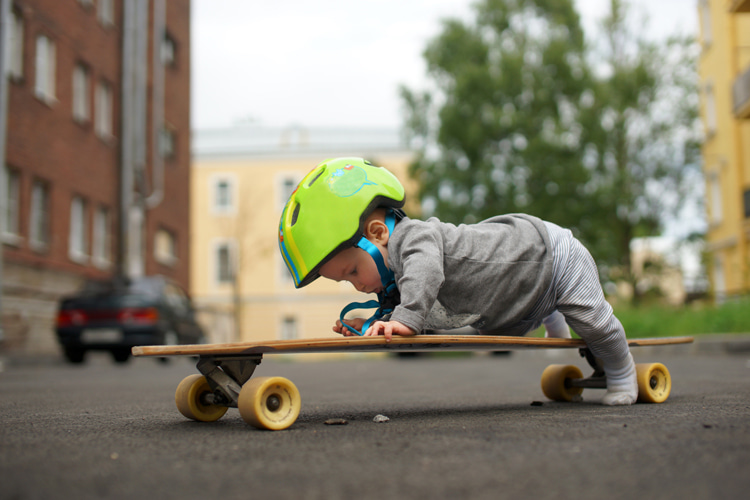 Skateboarding: while teaching the basics, kids should always wear a helmet and protective gear | Photo: Shutterstock
