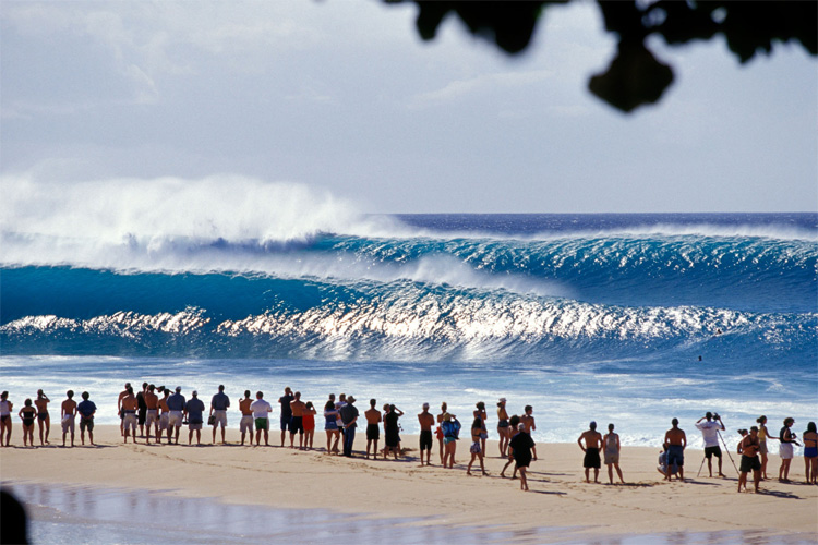 Pipeline: large swells light up Second Reef and Third Reef | Photo: Creative Commons