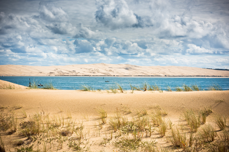 Beach, water, and sky: sand strips are one of Nature's finest creations | Photo: Shutterstock