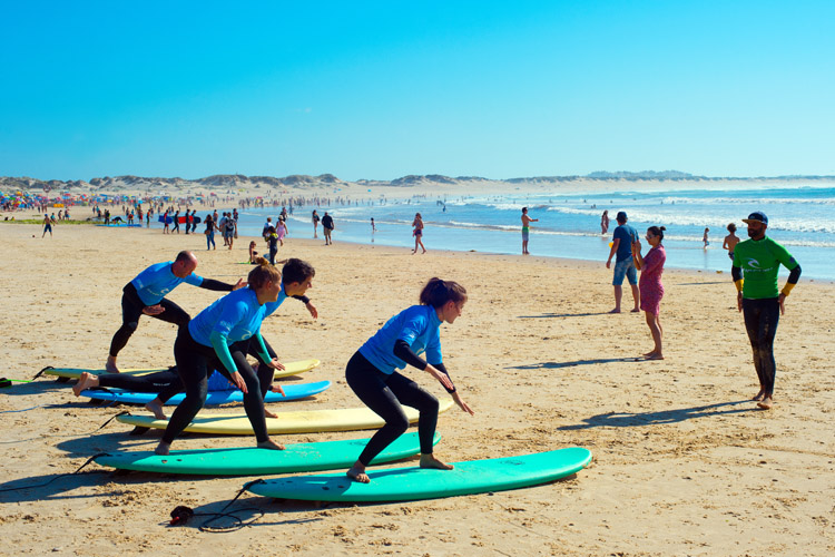 Beginner surfers: they must learn the proper surfing stance before hitting the waves | Photo: Shutterstock