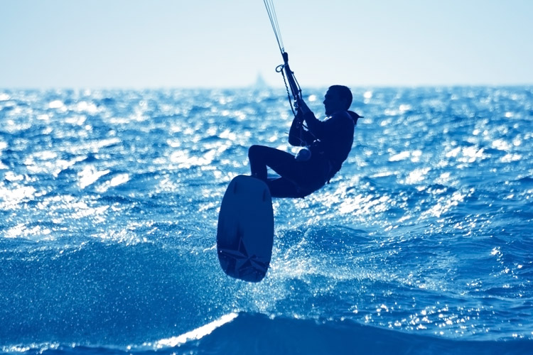 Kiteboards: discover the best twin tips, kite surfboards, and foilboards in the market | Photo: Shutterstock