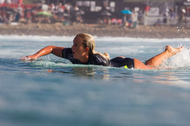 Bethany Hamilton: who said you need two arms to paddle a surfboard? | Photo: Rowland/WSL