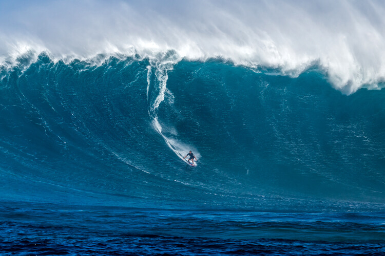 Big wave surfing: riding giant walls of water is not for the faint-hearted | Photo: Caprile/WSL