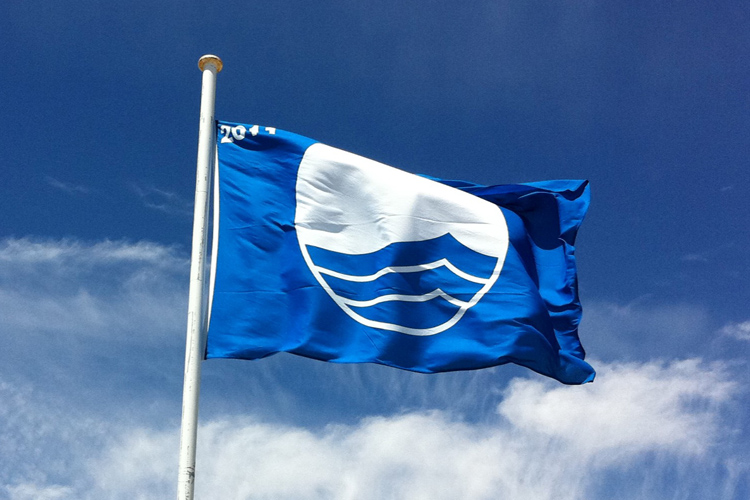 The Blue Flag: a symbol of excellence that is awarded to beaches with high environmental standards | Photo: FEE