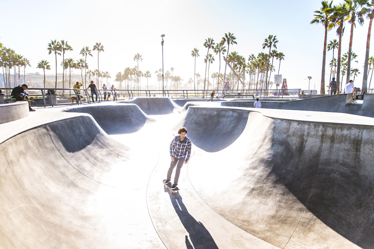 Bowl skating: learn how to pump, carve and draw lines | Photo: Shutterstock