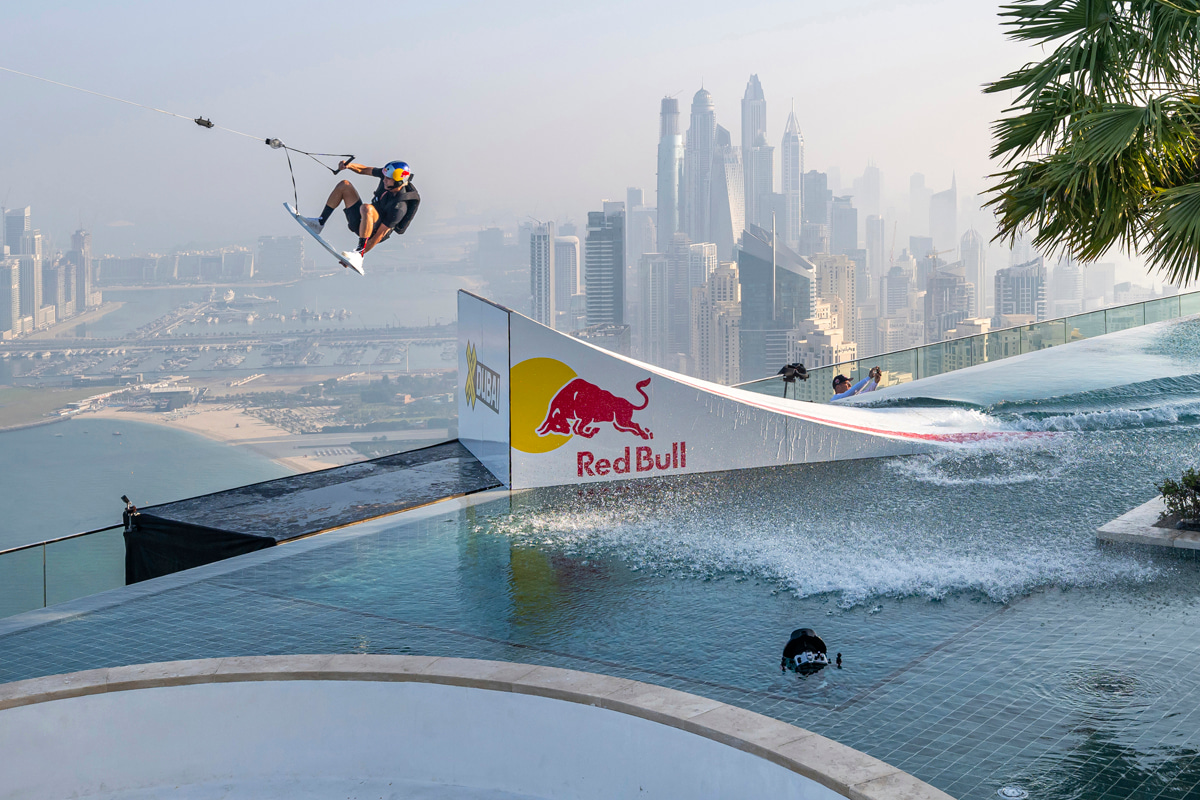 Brian Grubb: combining wakeskating with BASE jumping in Dubai | Photo: Red Bull