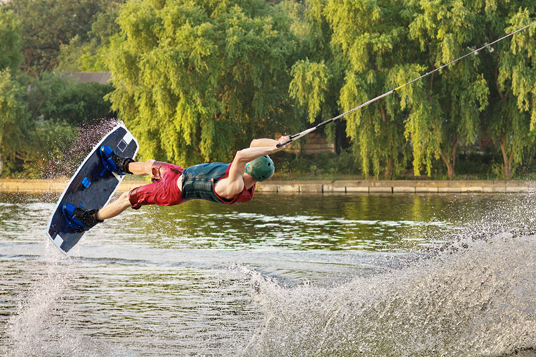 Cable wakeboarding: the new US Park Pro series is open to professional riders | Photo: Shutterstock
