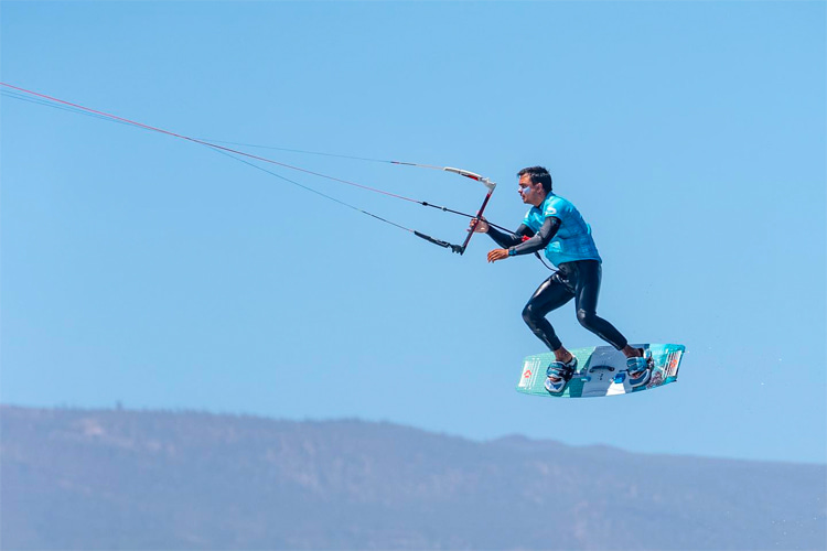 Carlos Aldaravi: the kiteboarder flew over Valdevaqueros Beach for over a minute | Photo: PhotoMedano