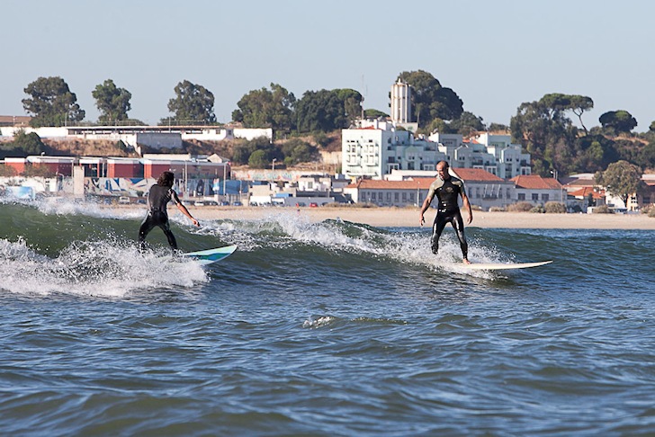 Surfing in River Tejo: Portuguese surfers get waves powered by catamarans | Photo: Julio Barreiros/Gasoline