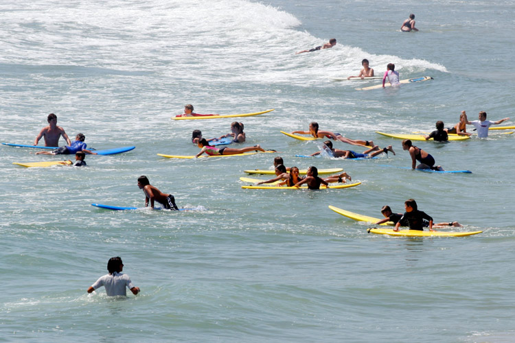 Surf schools: a great place to learn to surf | Photo: Shutterstock