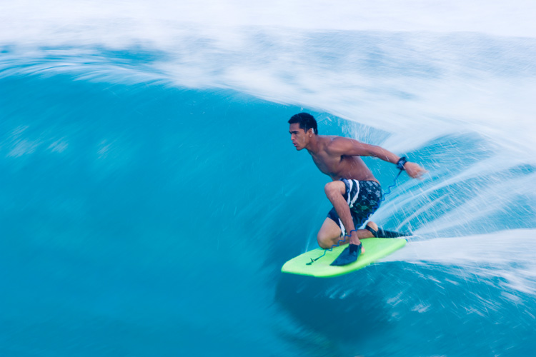 Drop-knee bodyboarding: always keep the board flat on the water | Photo: Shutterstock