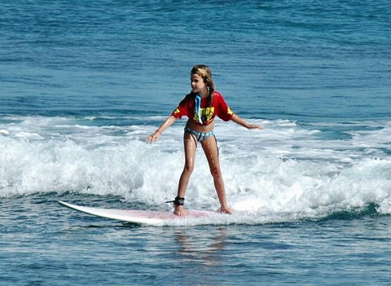 Dominican groms: she has a surfing future