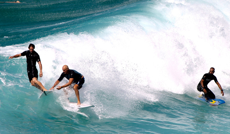 Dropping in: a disrespectful and intolerable behavior in surfing | Photo: Shutterstock