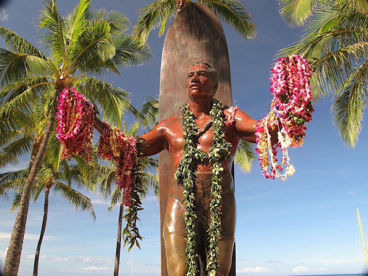 Duke Kahanamoku: the bronze statue erected at Waikiki | Photo: Luke H. Gordon/Creative Commons