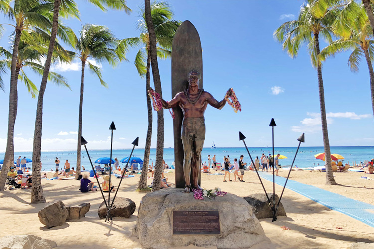 The Duke Paoa Kahanamoku Statue: sculpted by Jan Gordon Fisher and erected in 1990 | Photo: Pata Sudaka Surf Trips