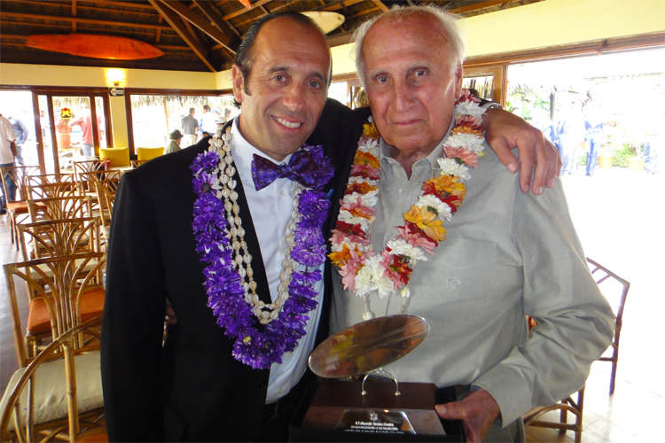 Fernando Aguerre and Eduardo Arena: the current president and the founder of the International Surfing Association | Photo: ISA