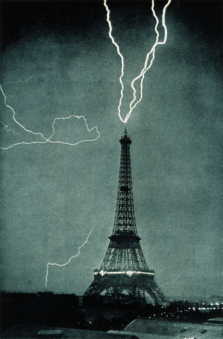 Paris, June 3, 1902: lightning striking the Eiffel Tower | Photo: Creative Commons