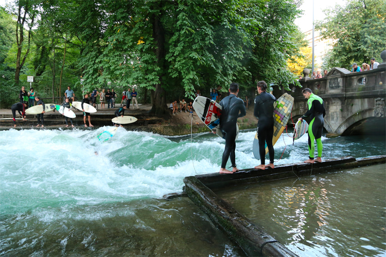 Eisbach: surfers have to queue in line and wait for their turn | Photo: Tobias Klenze/Creative Commons