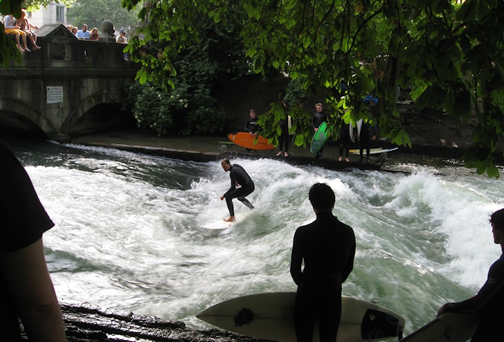 Eisbach River: how about surfing in Munich? | Photo: Seth Schoen