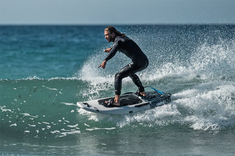Electric surfboards: specially designed boards powered by lithium-ion batteries | Photo: Radinn