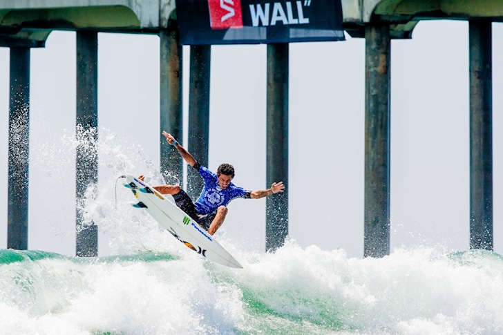 Filipe Toledo: he pulls airs in ankle high waves | Photo: Michael Lallande/US Open of Surfing