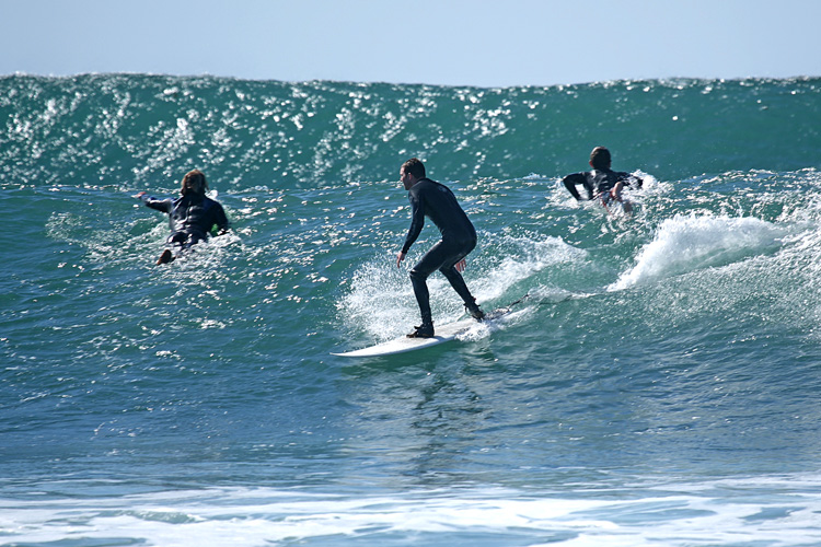 Wave sets: let others ride the first wave | Photo: Bengt E Nyman/Creative Commons