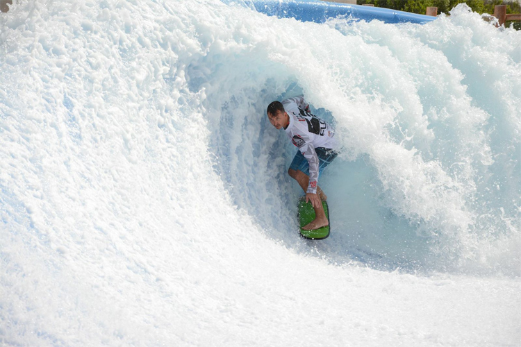 Flowboarding: similar to surfing, but on a stationary wave | Photo: Flowrider