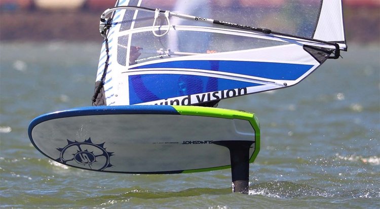 Foiling: train and balance your back and front foot pressures | Photo: Slingshot