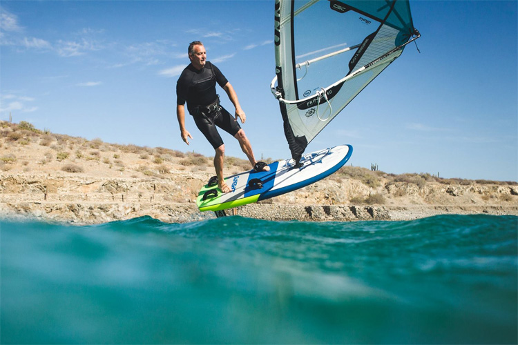 Foil windsurfing: cut through water | Photo: Slingshot