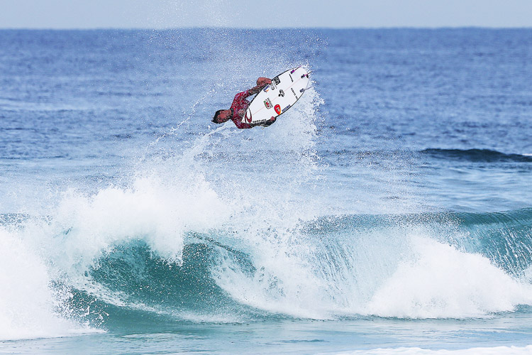 Gabriel Medina: landing an incredible backflip | Photo: Smorigo/WSL