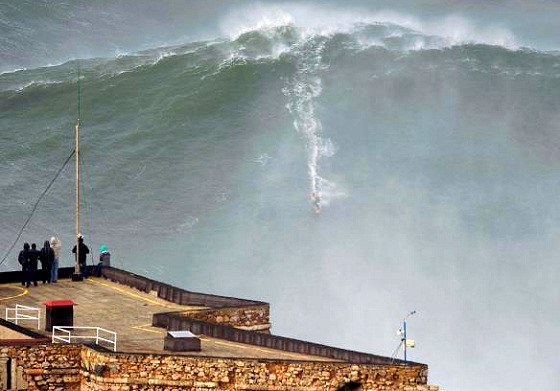 Garrett McNamara: this is not Photoshop, this is Praia do Norte | Photo: Tó Mané