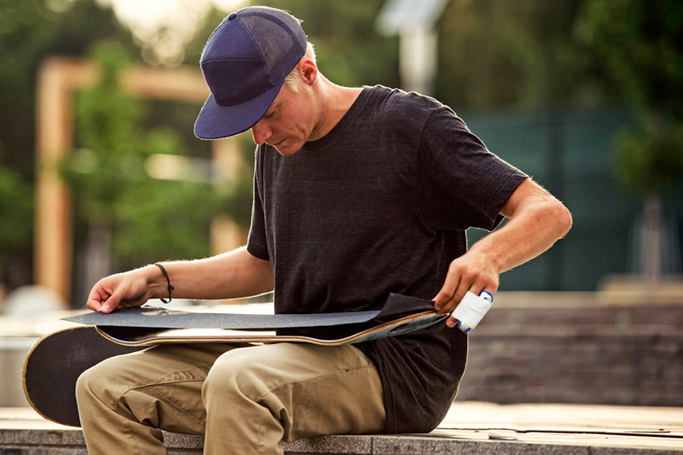 Gripping a skateboard: learn how to apply grip tape on a new or used deck | Photo: Red Bull