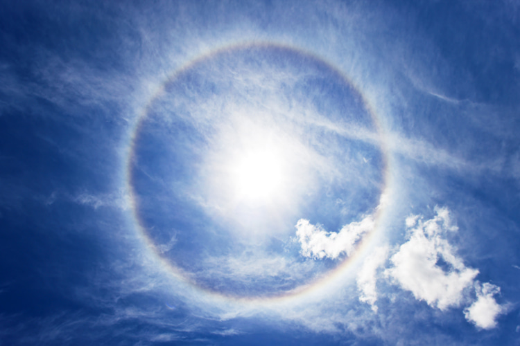 Halo: a ring of light encircling and extending outward from the Sun or Moon | Photo: Shutterstock