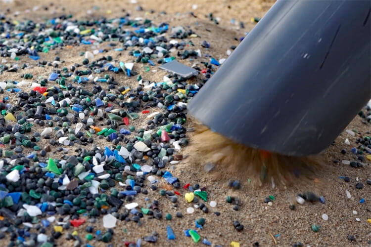 Hoola One: a machine that separates microplastics from sandy beaches