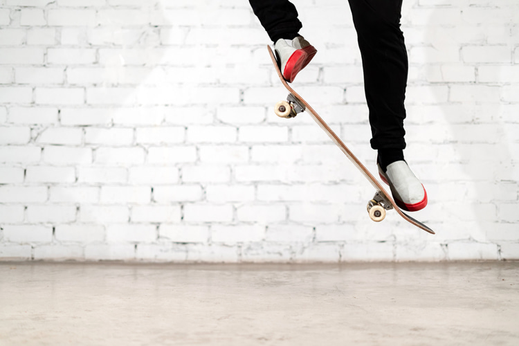 The ollie: the more you practice, the faster you'll learn to pull it off | Photo: Shutterstock
