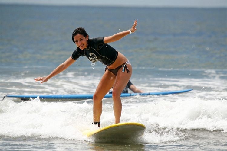 How to surf: learn how to ride waves fast and easy | Photo: Una Ola Surf Camp