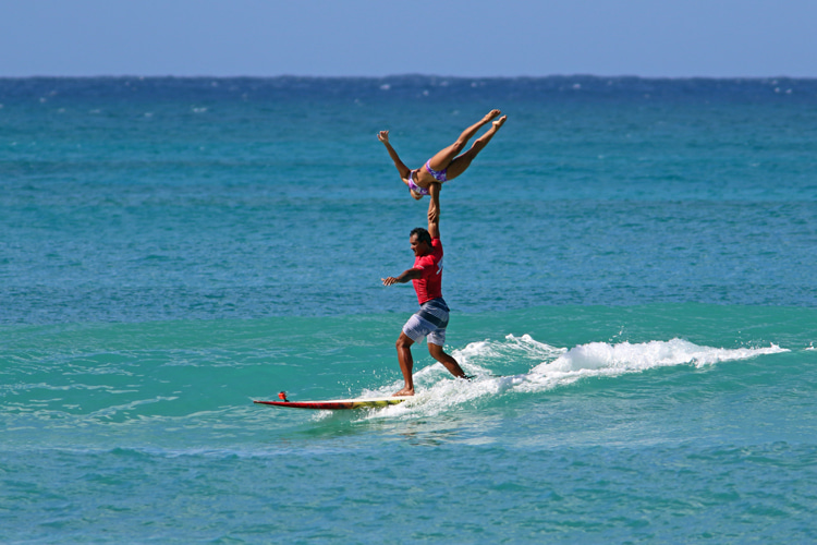 Tandem surfing: learn how to surf with a partner | Photo: ITSA