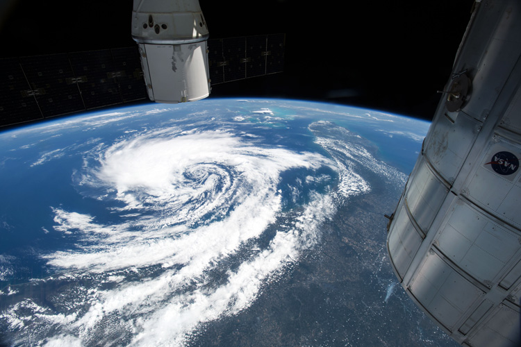 Hurricane season: are you ready for the powerful swells? | Photo: NASA