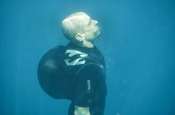 Inflatable wetsuit: it might save your big wave riding life