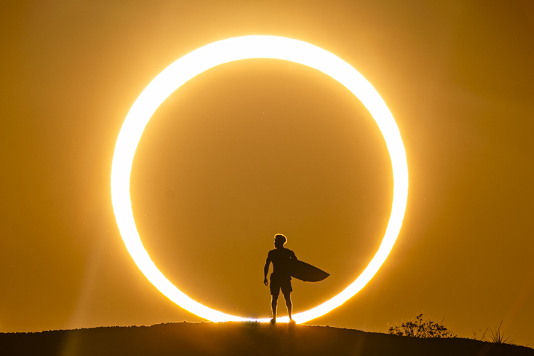 Italo Ferreira: getting barreled inside a solar eclipse | Photo: Red Bull