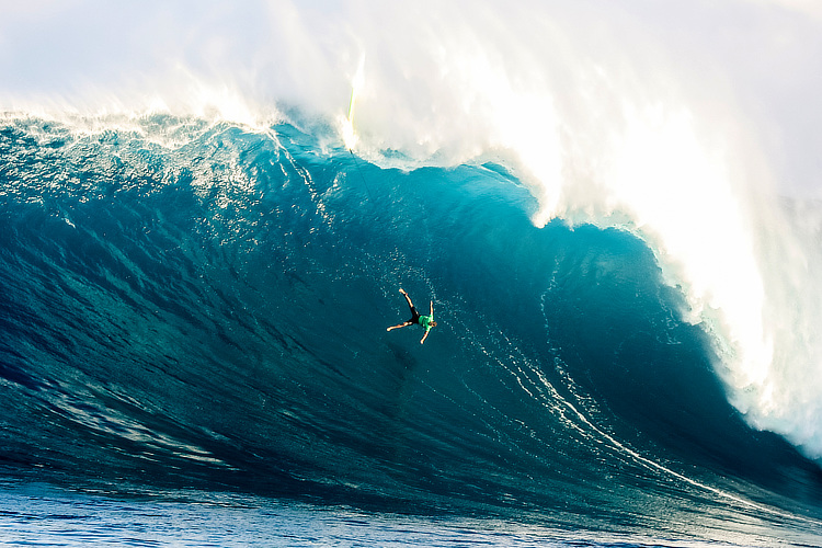 Peahi: Jamie Mitchell wipes out big time at Jaws | Photo: Miers/WSL