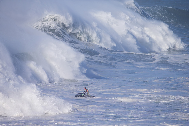 Nazaré: a jet ski may save a surfer's life | Photo: WSL