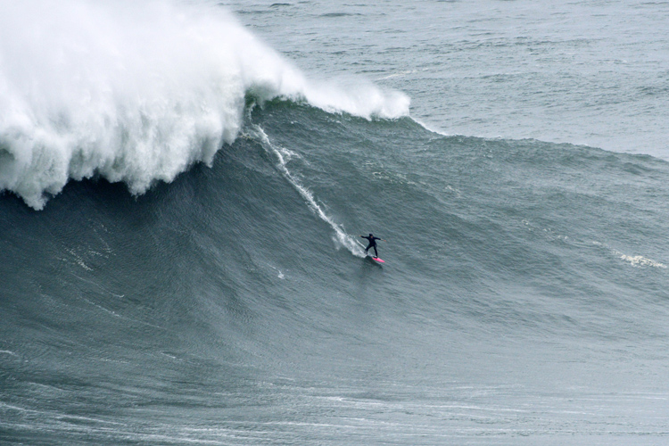 Justine Dupont: the French surfer is a habitué at Nazaré | Photo: Red Bull