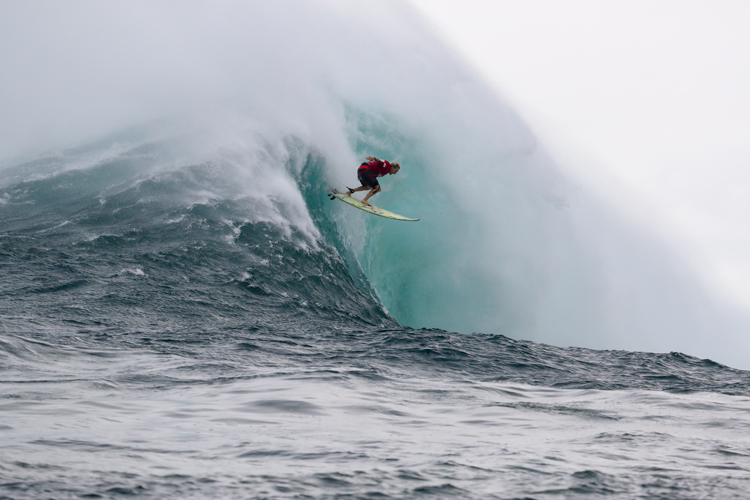 Keala Kennelly: air dropping into hell at Jaws | Photo: Hallman/WSL