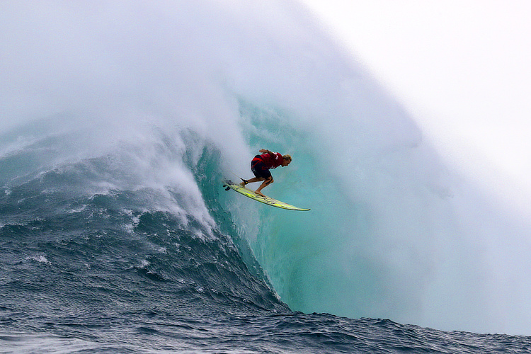 Keala Kennelly: dropping into the abyss at Jaws | Photo: WSL