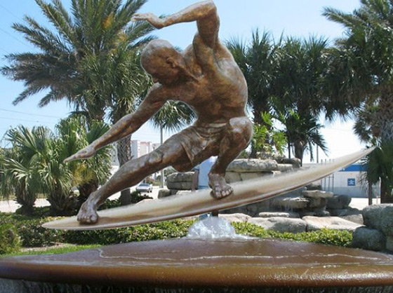 Kelly Slater: a bronze statue for his golden status