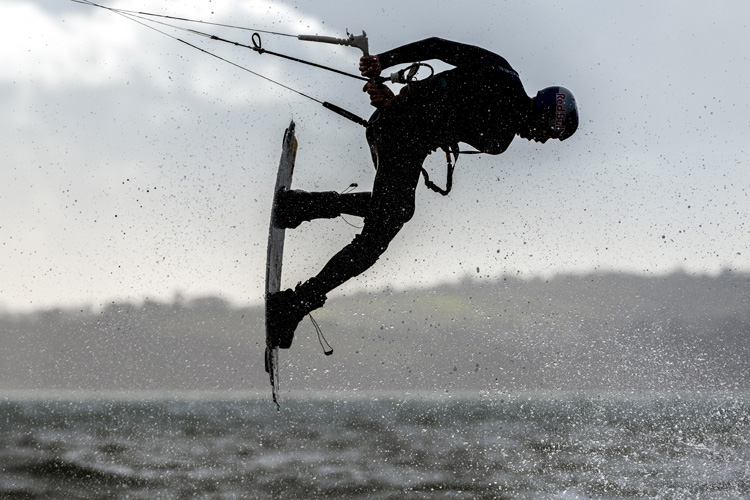Kiteboarding: a hook knife is a critical tool that might save your life | Photo: Pignataro/Red Bull Content